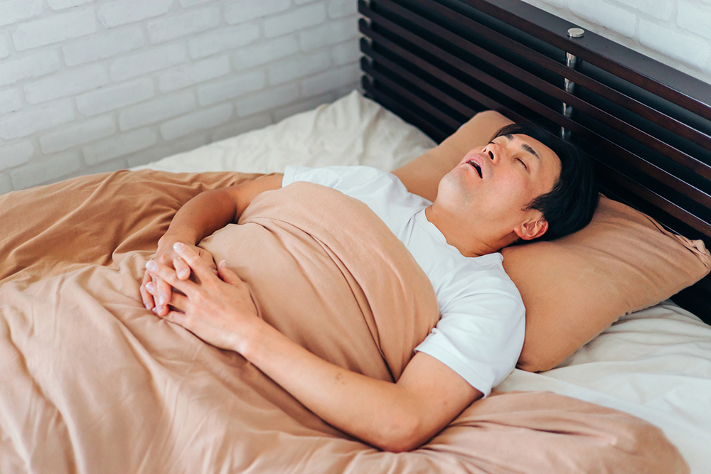 寝ている間に無呼吸になる原因は？